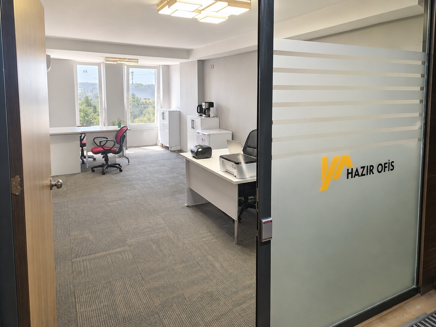 Fon Gayrimenkul Avcılar hazır ofis girişi ve donanımlı çalışma alanı